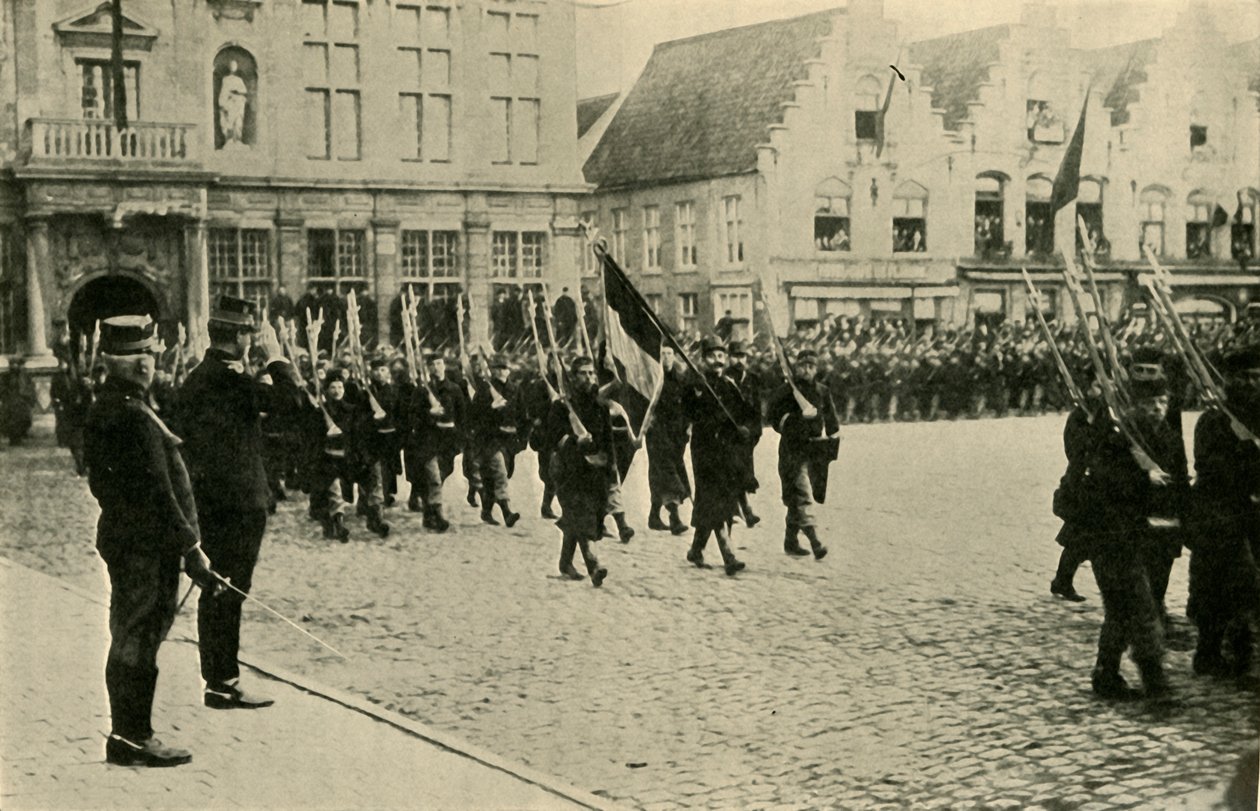 Albert I Belgialainen arvioi joukkoja, Ensimmäinen maailmansota, 1914, c1920. tekijältä Unbekannt