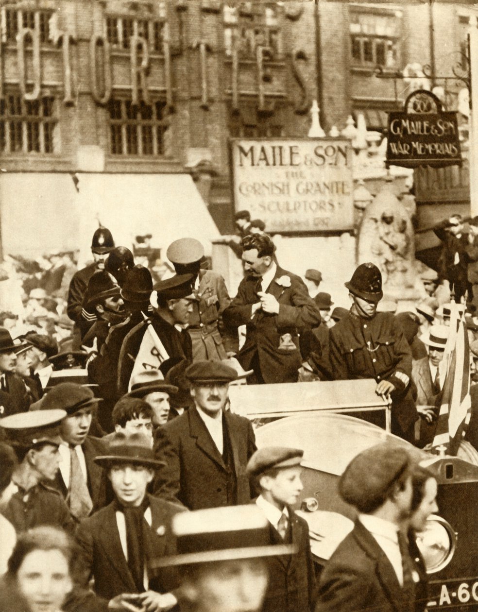 Alcock ja Brown... ensimmäisen välilaskuttoman transatlanttisen lennon jälkeen Lontoossa kesäkuussa 1919, 1935. tekijältä Unbekannt