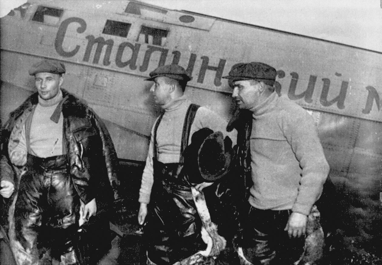 Alexander Belyakov, Georgiy Baidukov ja Valeri Chkalov lentokoneella 20. kesäkuuta 1937 tekijältä Unbekannt