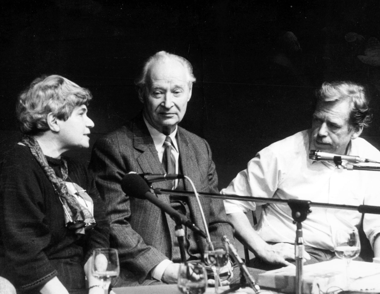 Alexander Dubcek ja rouva Rita Klimova, josta tuli myöhemmin Tšekkoslovakian Yhdysvaltain-suurlähettiläs, ja Vaclav Havelin kansalaisfoorumin lehdistötilaisuudessa 24. marraskuuta tekijältä Unbekannt