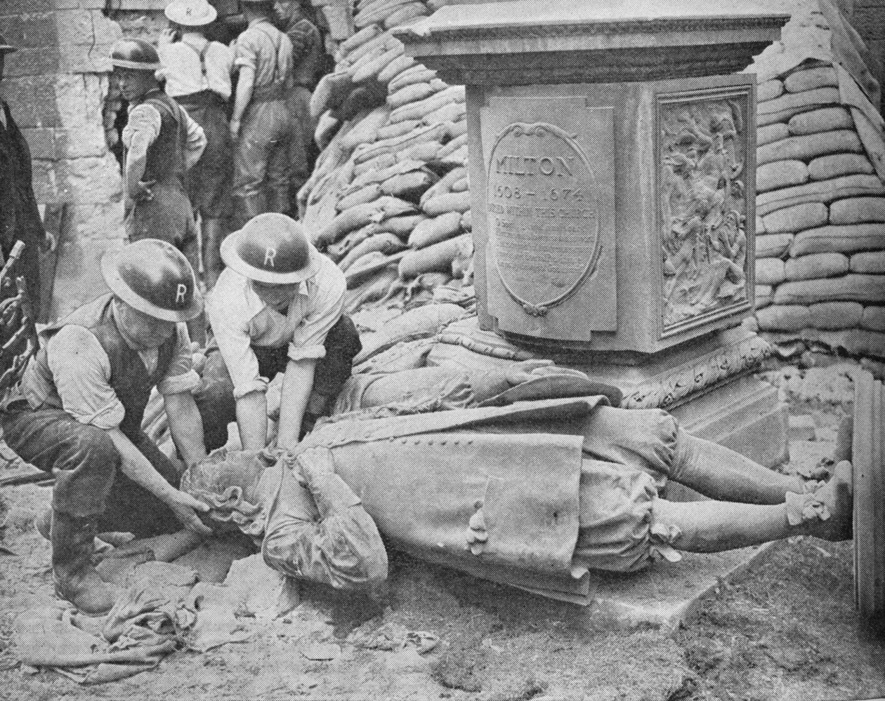 All Night Raid Britannian pääkaupungissa - John Miltonin patsas, 1940, 1940 tekijältä Unbekannt