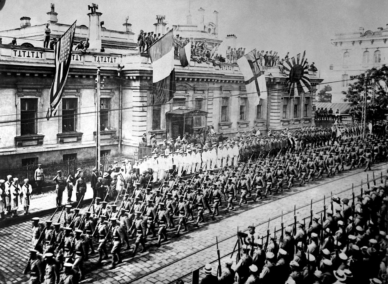 Liittoutuneiden sotilaita ja merimiehiä Vladivostokissa Venäjällä syyskuussa 1918 tekijältä Unbekannt