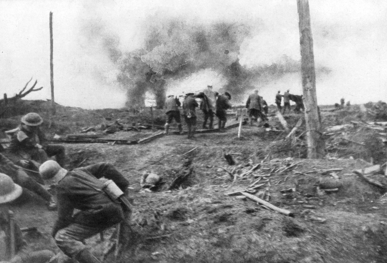 Liittoutuneiden joukot ja saksalaiset vangit Menin Roadilla, lähellä Ypresia, Belgiassa, 30. lokakuuta 1917 tekijältä Unbekannt