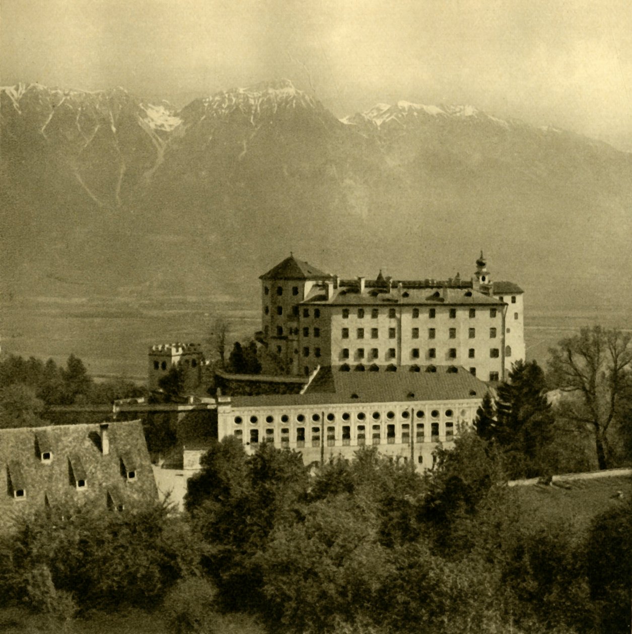 Ambrasin linna, Innsbruck, Tiroli, Itävalta, vuodelta 1935. tekijältä Unbekannt