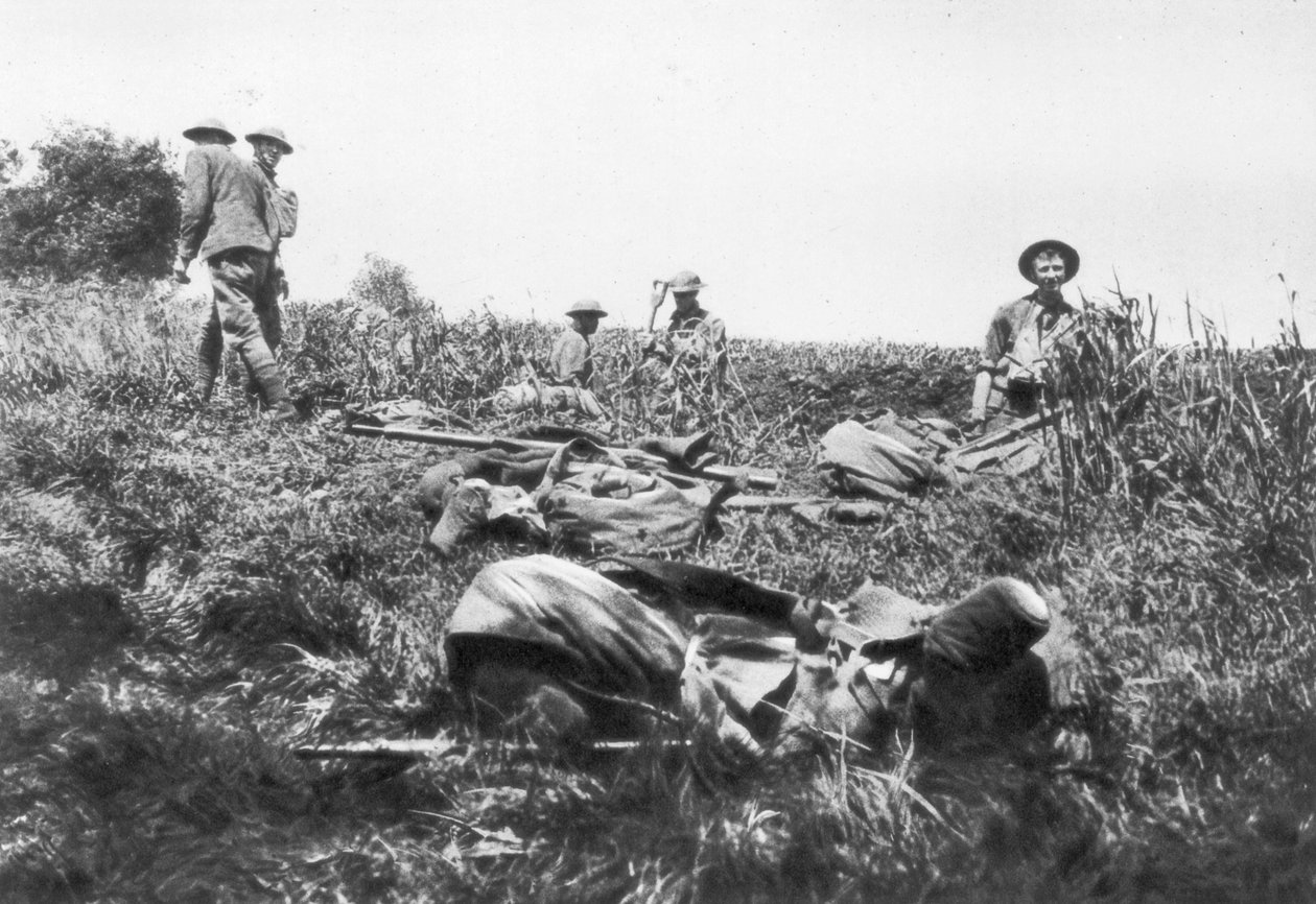 Amerikkalaiset merijalkaväet kaivamassa juoksuhautoja, Lucy-le-Bocage, Ranska, 1. kesäkuuta 1918 tekijältä Unbekannt