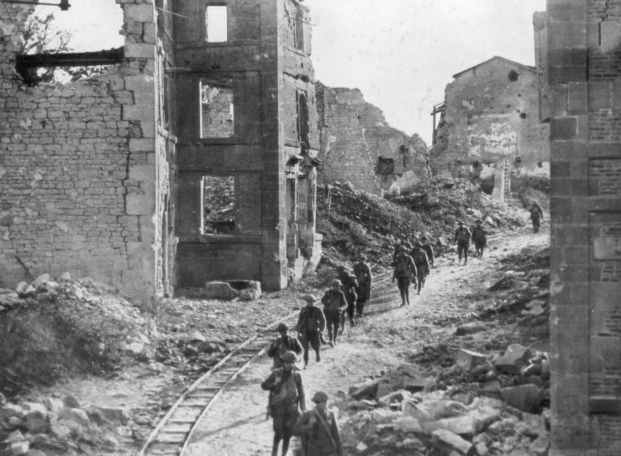 Amerikkalaiset sotilaat kulkemassa Varennesin raunioiden läpi, Maas-Argonnen hyökkäys, Ranska, 1918 tekijältä Unbekannt