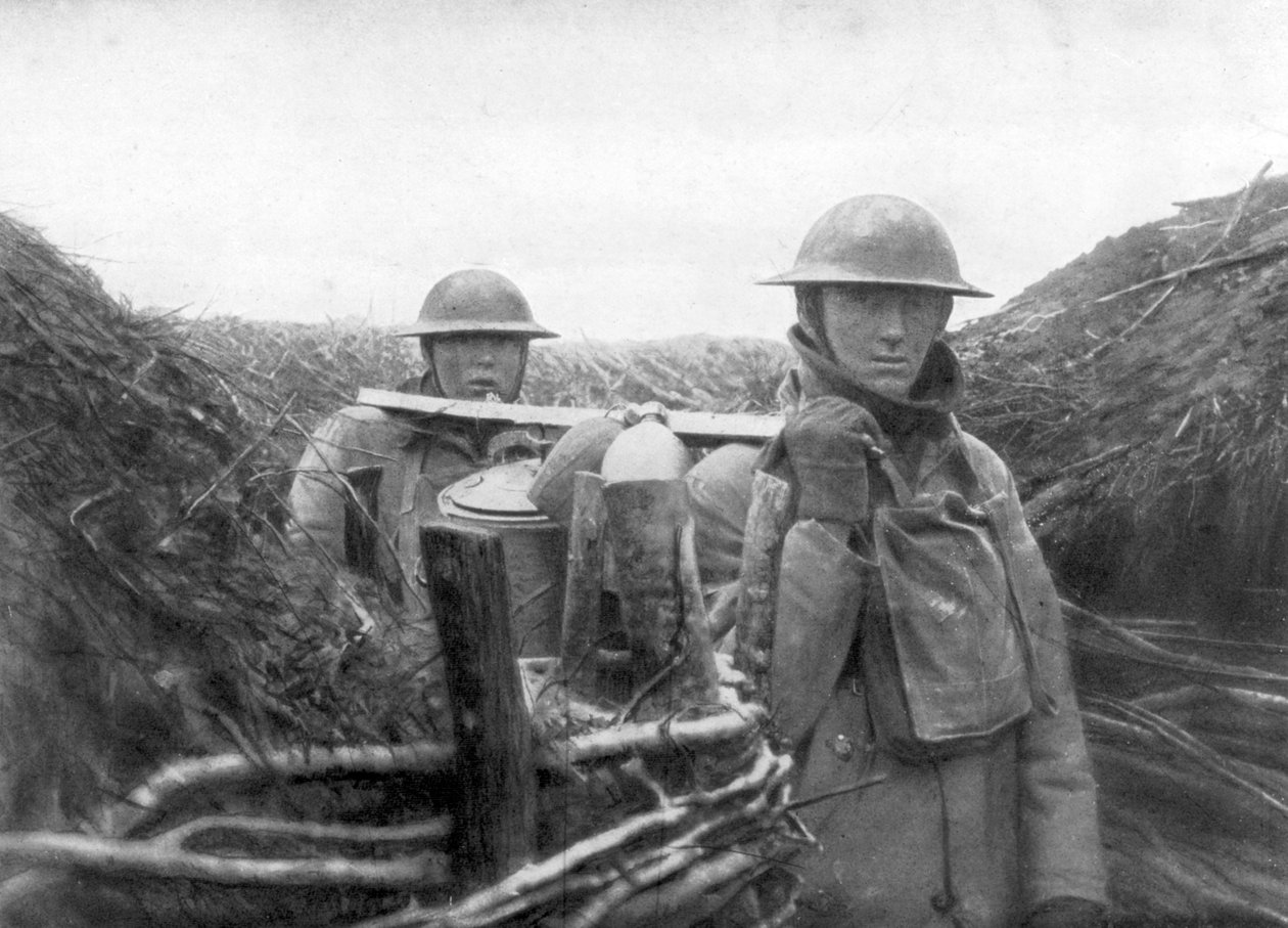 Amerikkalaiset joukot rintamalla jakamassa keittoa tovereilleen, 1917-1918 tekijältä Unbekannt
