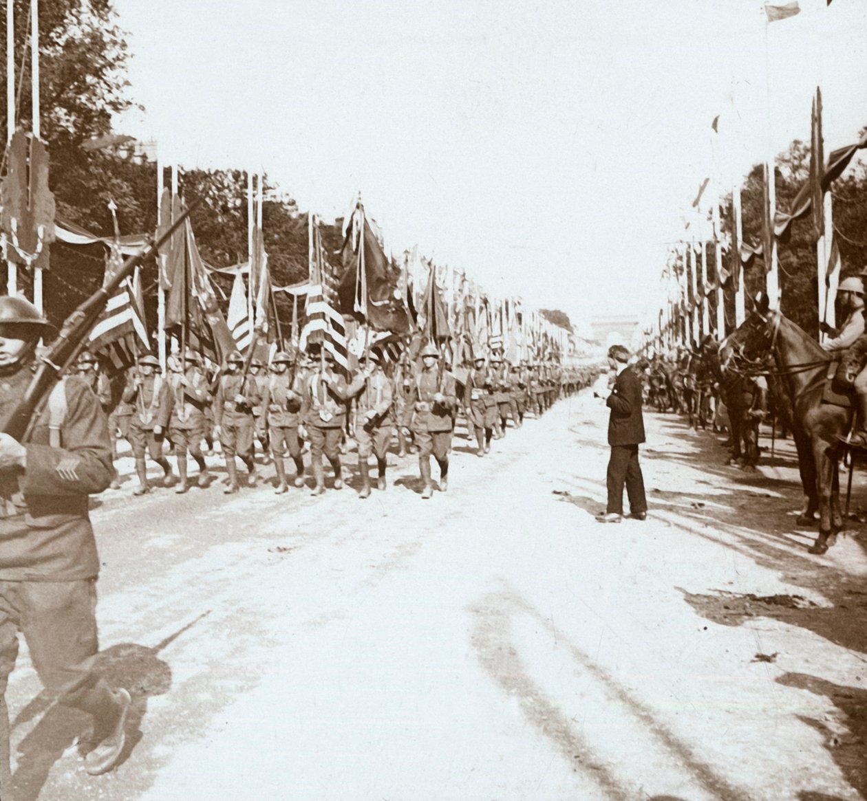 Amerikkalaiset joukot marssivat voittoparaatissa, Pariisi, Ranska, c1918-c1919 tekijältä Unbekannt