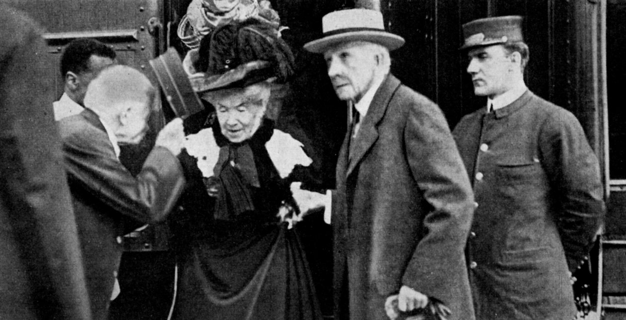 Amerikkalainen tycoon John D Rockefeller ja hänen vaimonsa saapuvat Clevelandiin, Ohioon, 1912 1951 tekijältä Unbekannt