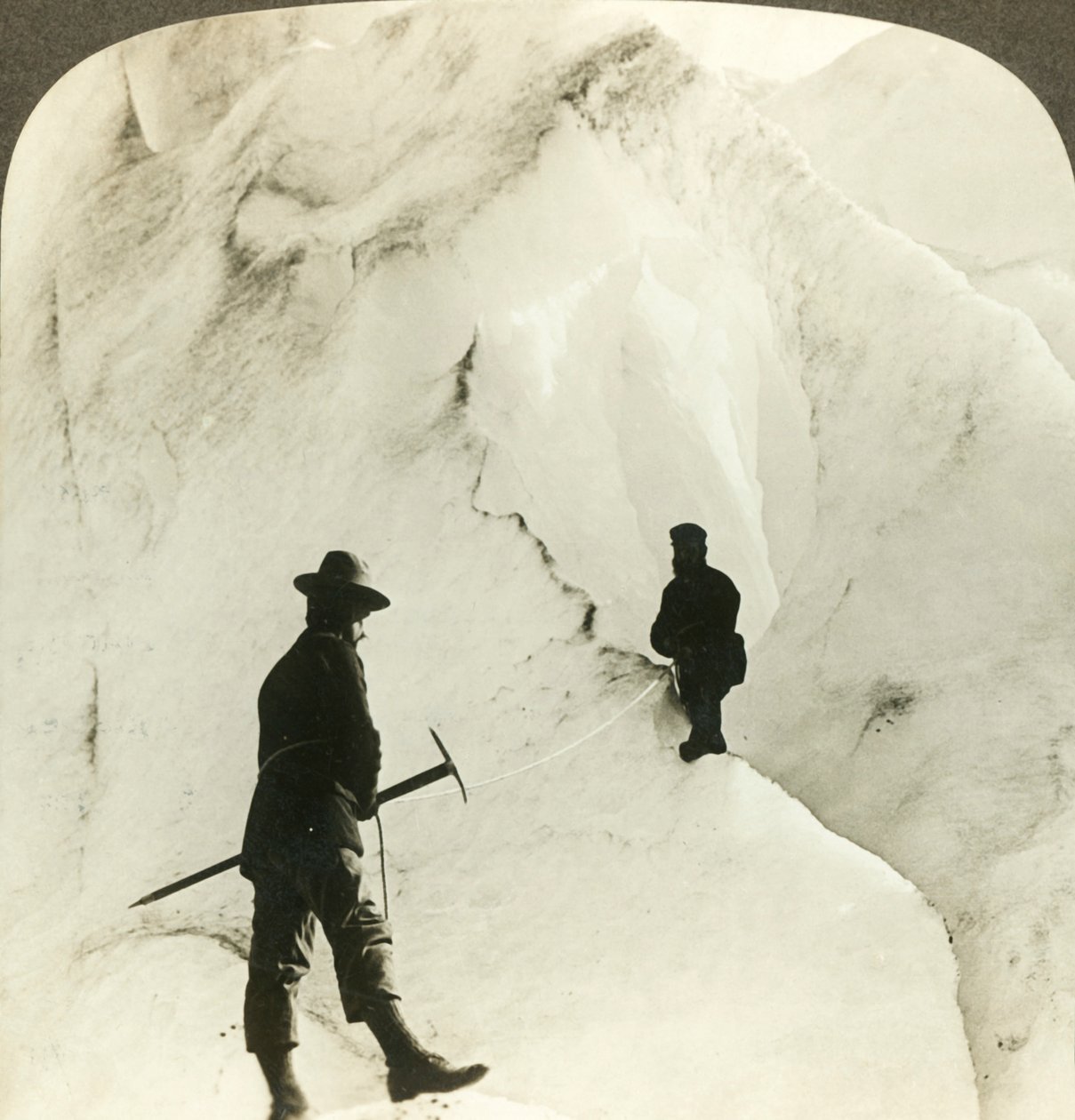 Vuorten ja jääkuilujen joukossa - Brigsdalin jäätikön valtavia rakoja, - Norja, c1905. tekijältä Unbekannt