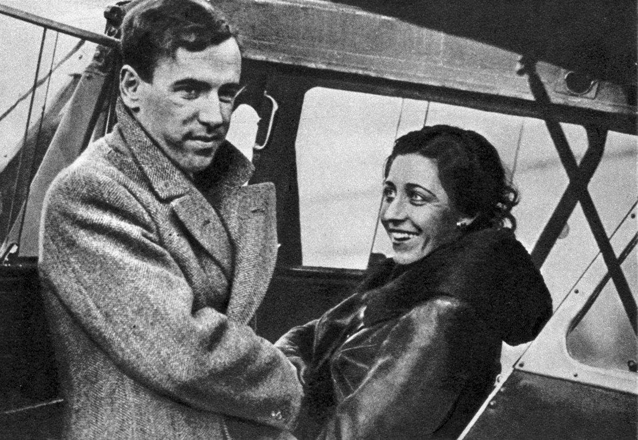 Amy Johnson, brittiläinen lentäjä, joka on lähdössä Kapkaupunkiin vuonna 1932. tekijältä Unbekannt
