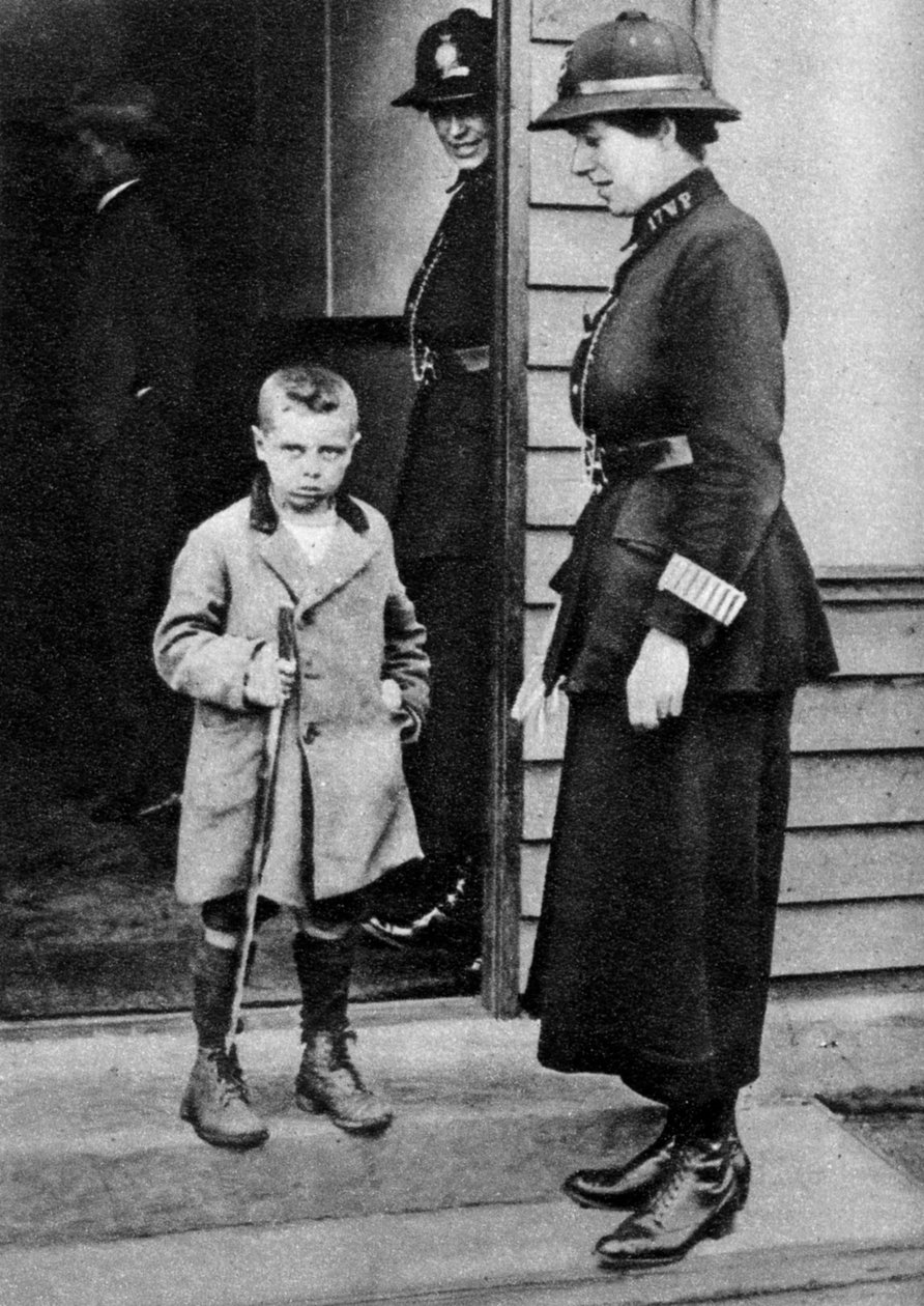 East Endin lapsi ja poliisinainen, Lontoo, 1926-1927 tekijältä Unbekannt