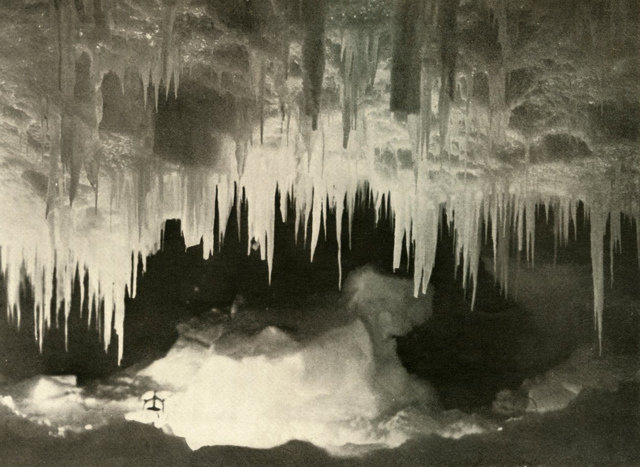 Jääluola talvella, c1908, 1909. tekijältä Unbekannt