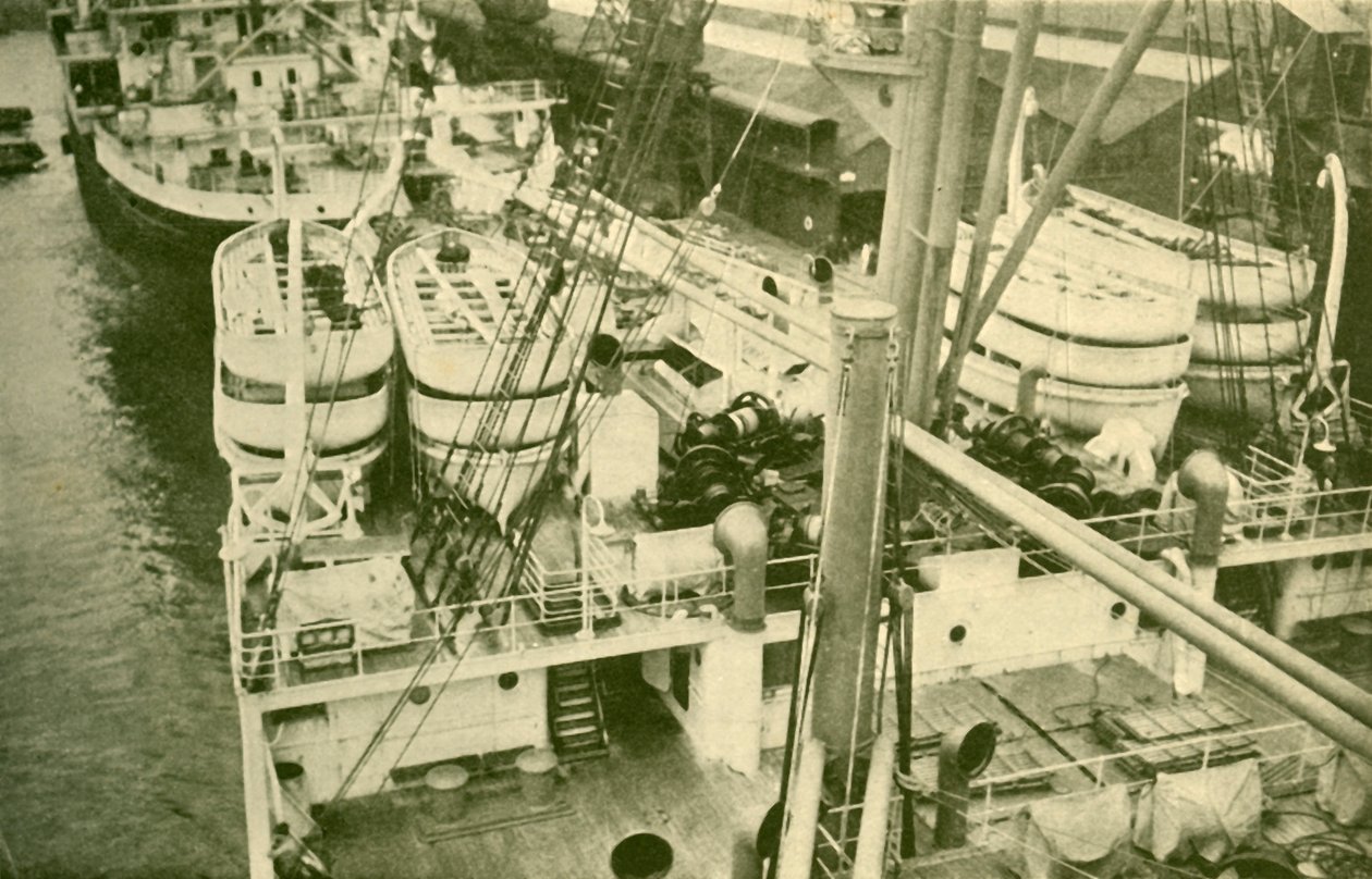 Vaikuttava joukko veneitä Leviathanilla, n. 1930. tekijältä Unbekannt