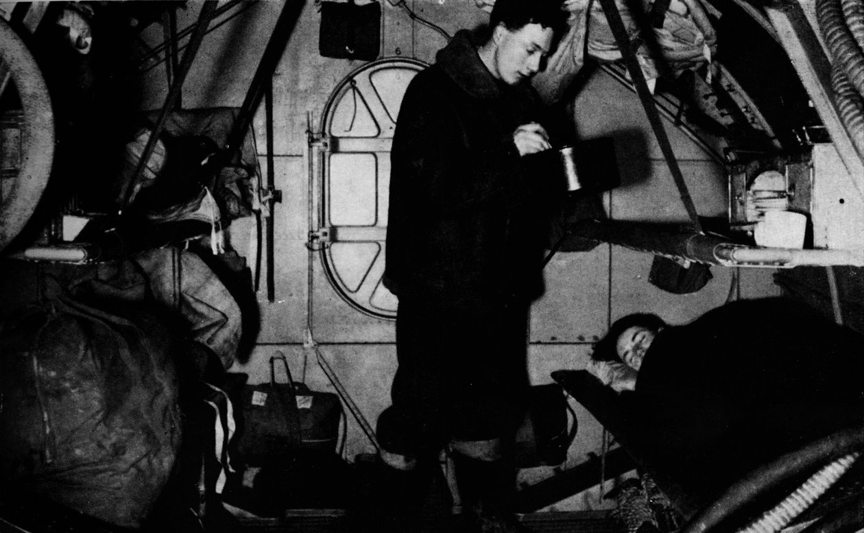 RAF rigger tarjoilee aamiaista klo 6.30, c1940 1943 tekijältä Unbekannt