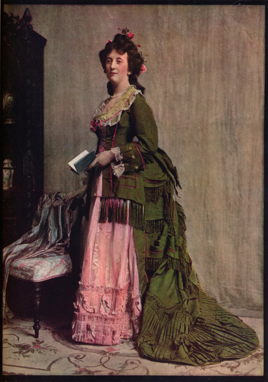 Iltapäivämekko vihreää ja vaaleanpunaista silkkiä. Hyvin tyypillinen tiloihin vuosien 1868 ja 1878 välillä, c1913 tekijältä Unbekannt