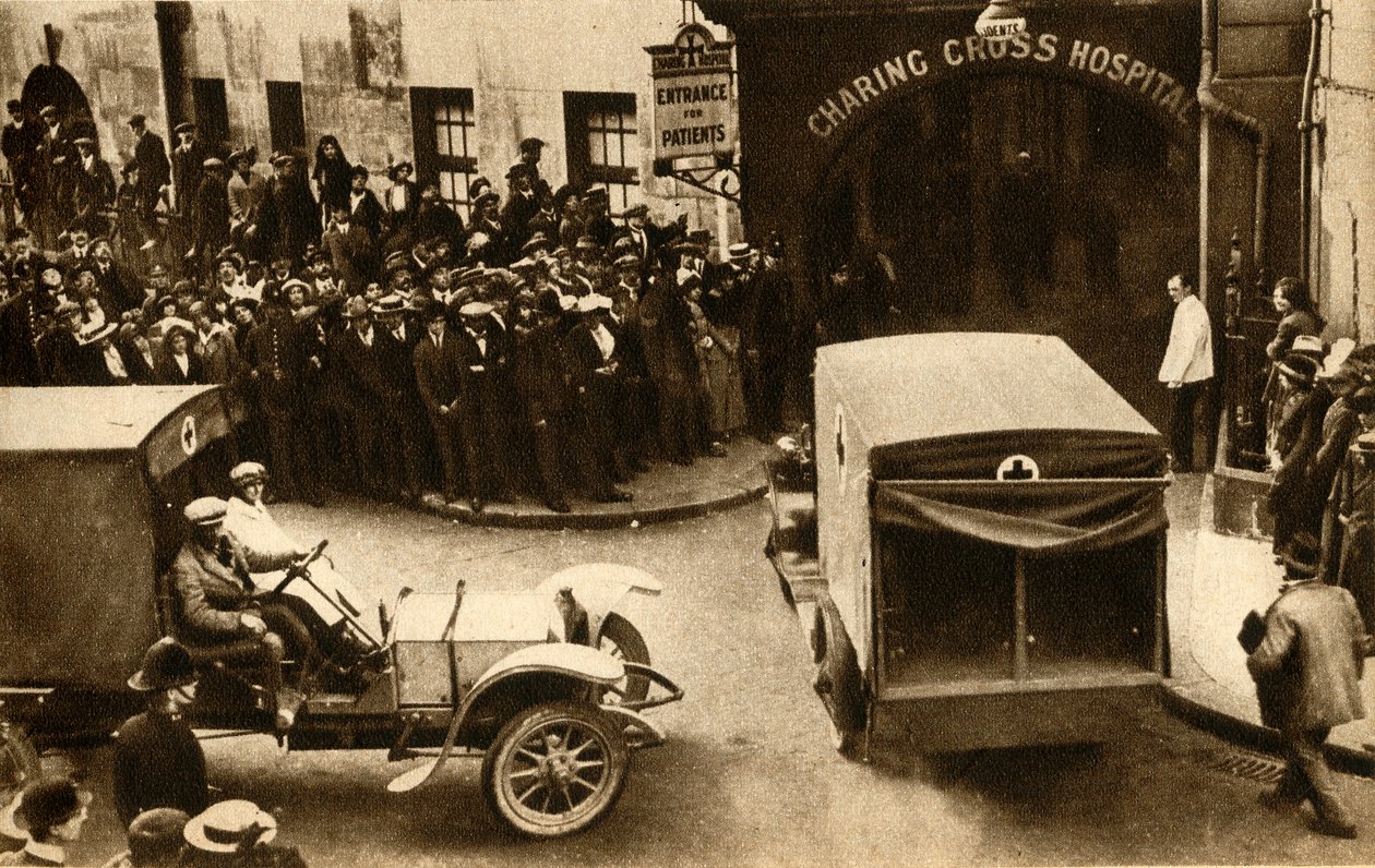 Ambulanssi ajaa Charing Crossin sairaalaan uhreja..., Lontoo, 1914, 1933. tekijältä Unbekannt