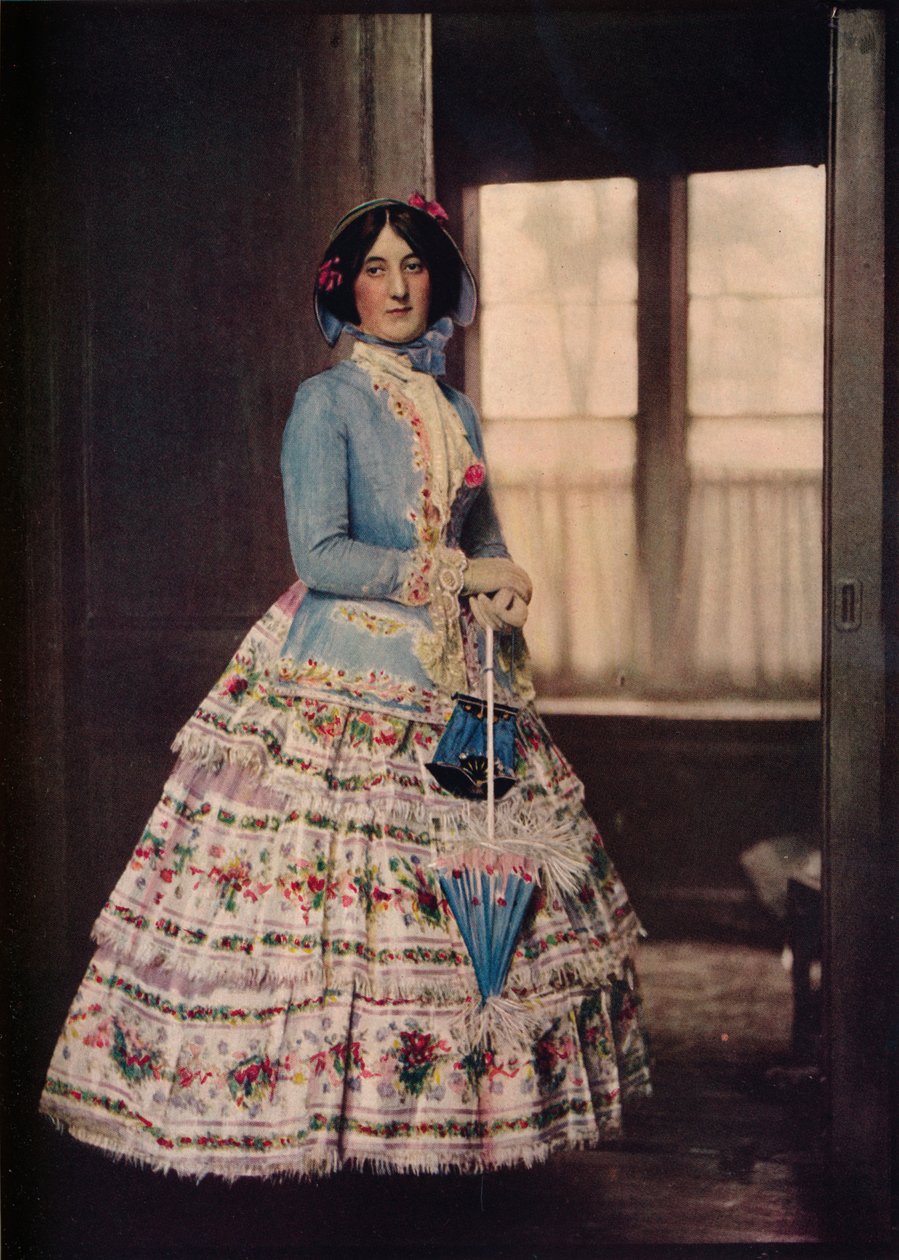 Brodeerattu takki, jossa ihana silkkihame. Muodissa vuosina 1850-1860, c1913 tekijältä Unbekannt