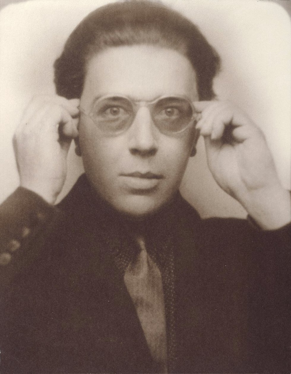 Andre Breton silmälasien kanssa tekijältä Unbekannt