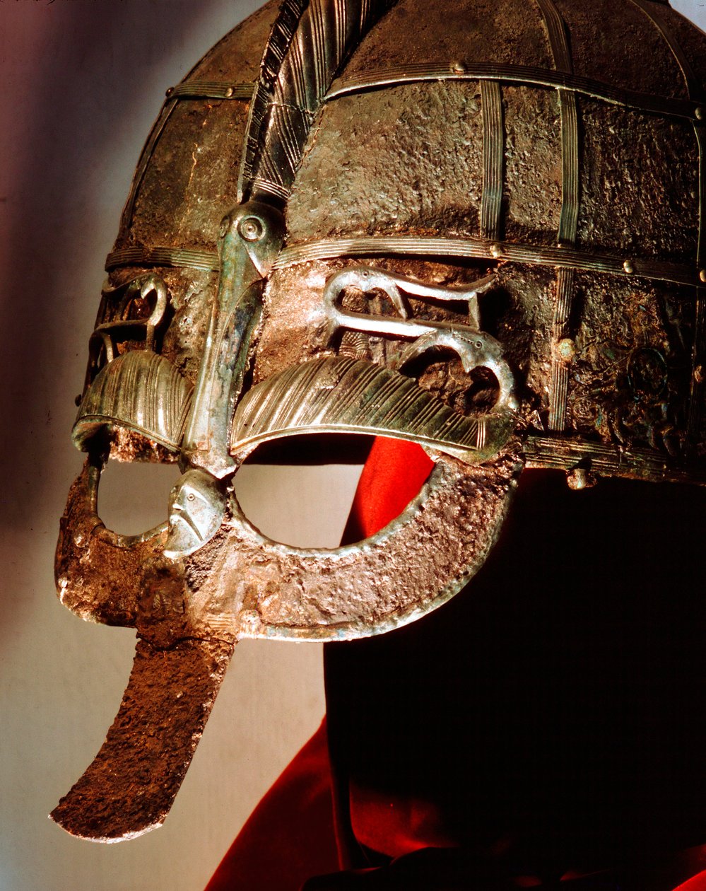 Anglosaksinen kypärä Sutton Hoo Treasuresta, 7th Century tekijältä Unbekannt