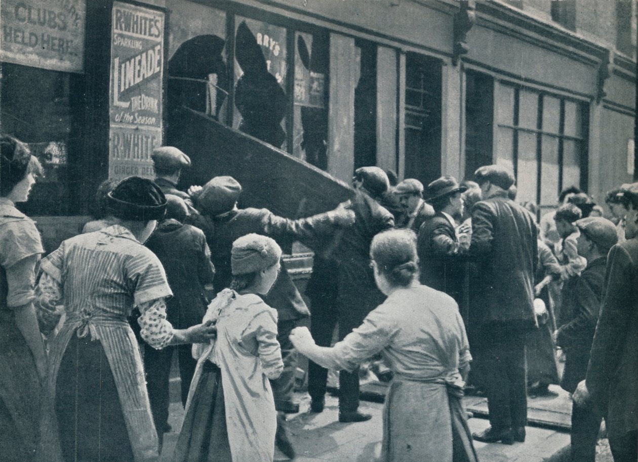 Saksanvastainen mellakointi Lontoossa: Väkijoukko murtautumassa saksalaisen liikkeen ikkunoihin, vuodelta 1914 tekijältä Unbekannt