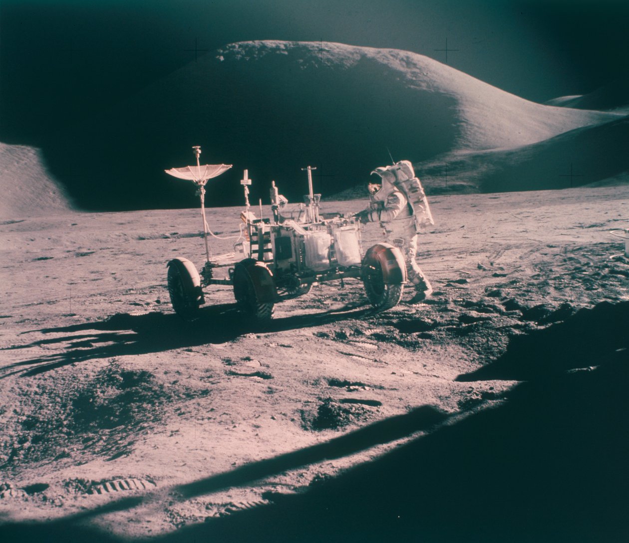 Apollo 15:n astronautti James Irwin Lunar Roverin kanssa elokuussa 1971 tekijältä Unbekannt