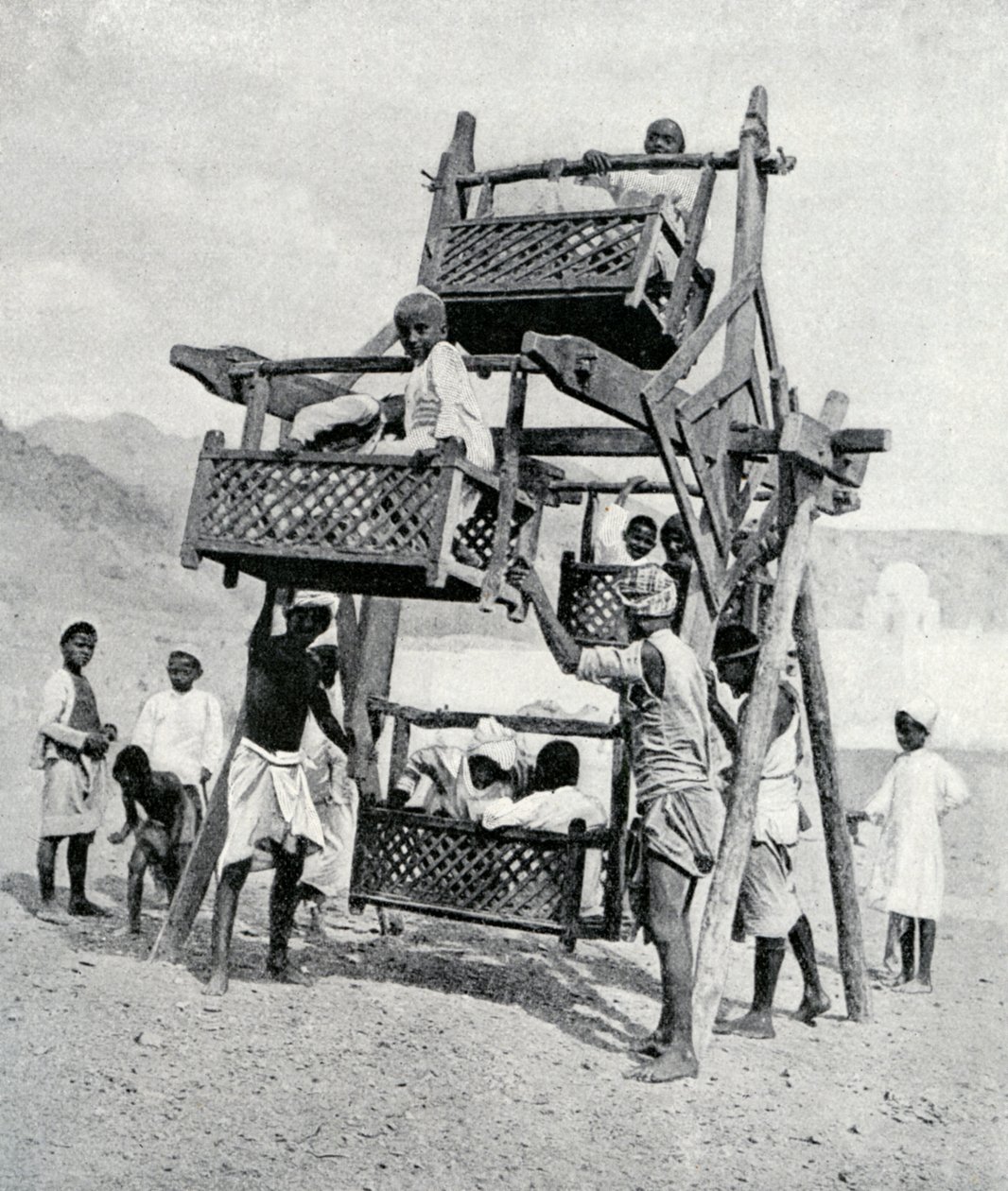 Arabialaiset lapset nauttivat isosta pyörästä, 1922 tekijältä Unbekannt