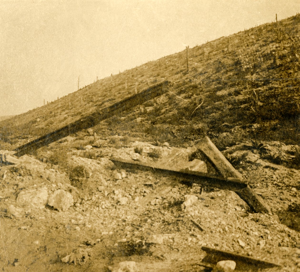 Linnoitusta ympäröivä alue Douaumontissa, Pohjois-Ranskassa, c1914-c1918 tekijältä Unbekannt