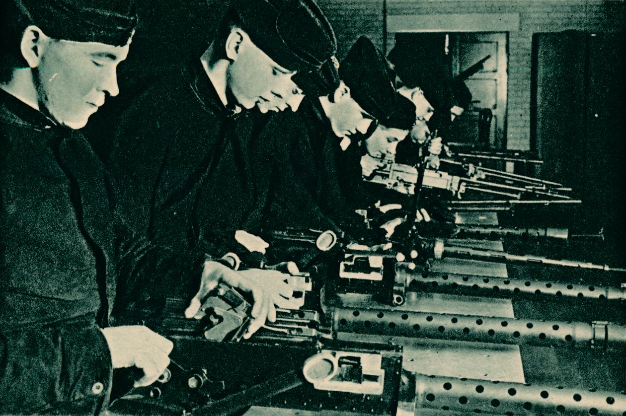 Panssarit kokoamassa ilmaaseita, 1940 tekijältä Unbekannt