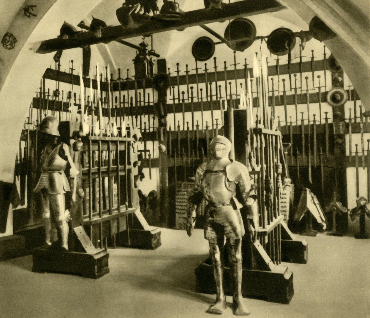 Asevarasto, Burg Kreuzenstein, Ala-Itävalta, c1935. tekijältä Unbekannt