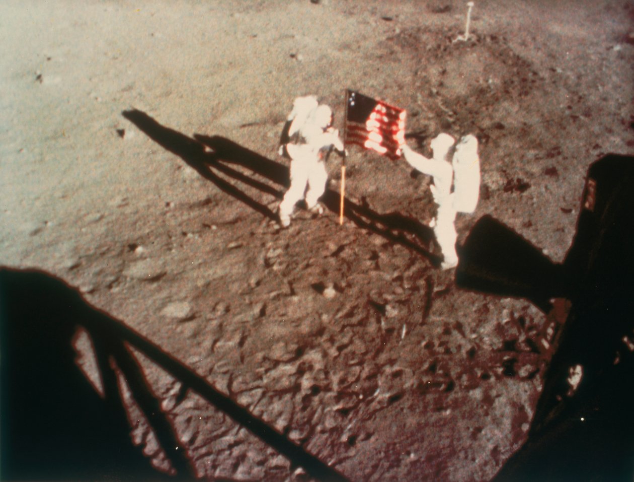 Armstrong ja Aldrin avaavat Yhdysvaltain lipun kuuhun vuonna 1969 tekijältä Unbekannt