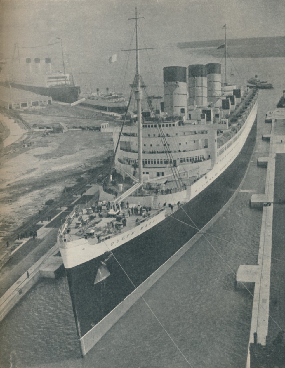 RMS Cunard White Starin Queen Mary saapuminen King George V Graving Dockiin, 1936 tekijältä Unbekannt