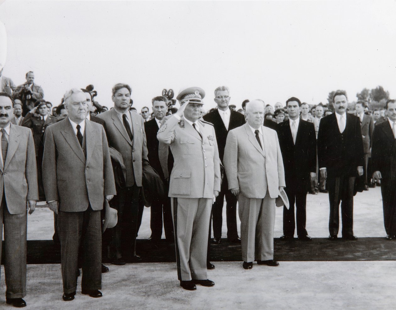 Neuvostoliiton valtuuskunnan saapuminen Belgradiin, Jugoslaviaan, 26. toukokuuta 1955. tekijältä Unbekannt