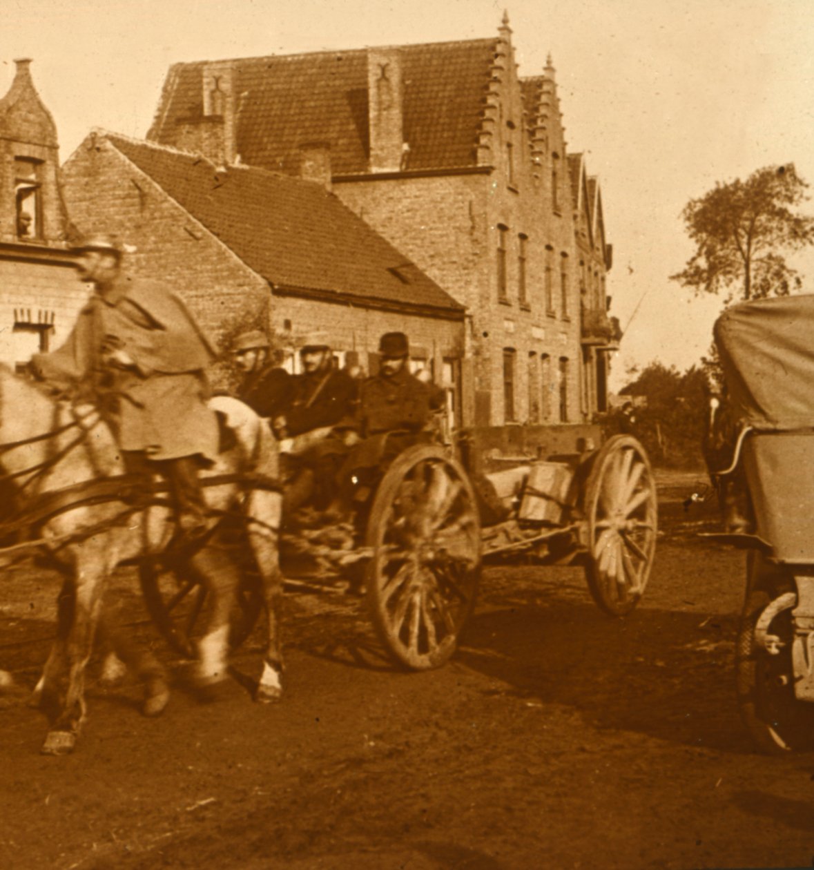 Tykistö liikkuu linjaa ylöspäin, c1914-c1918 tekijältä Unbekannt