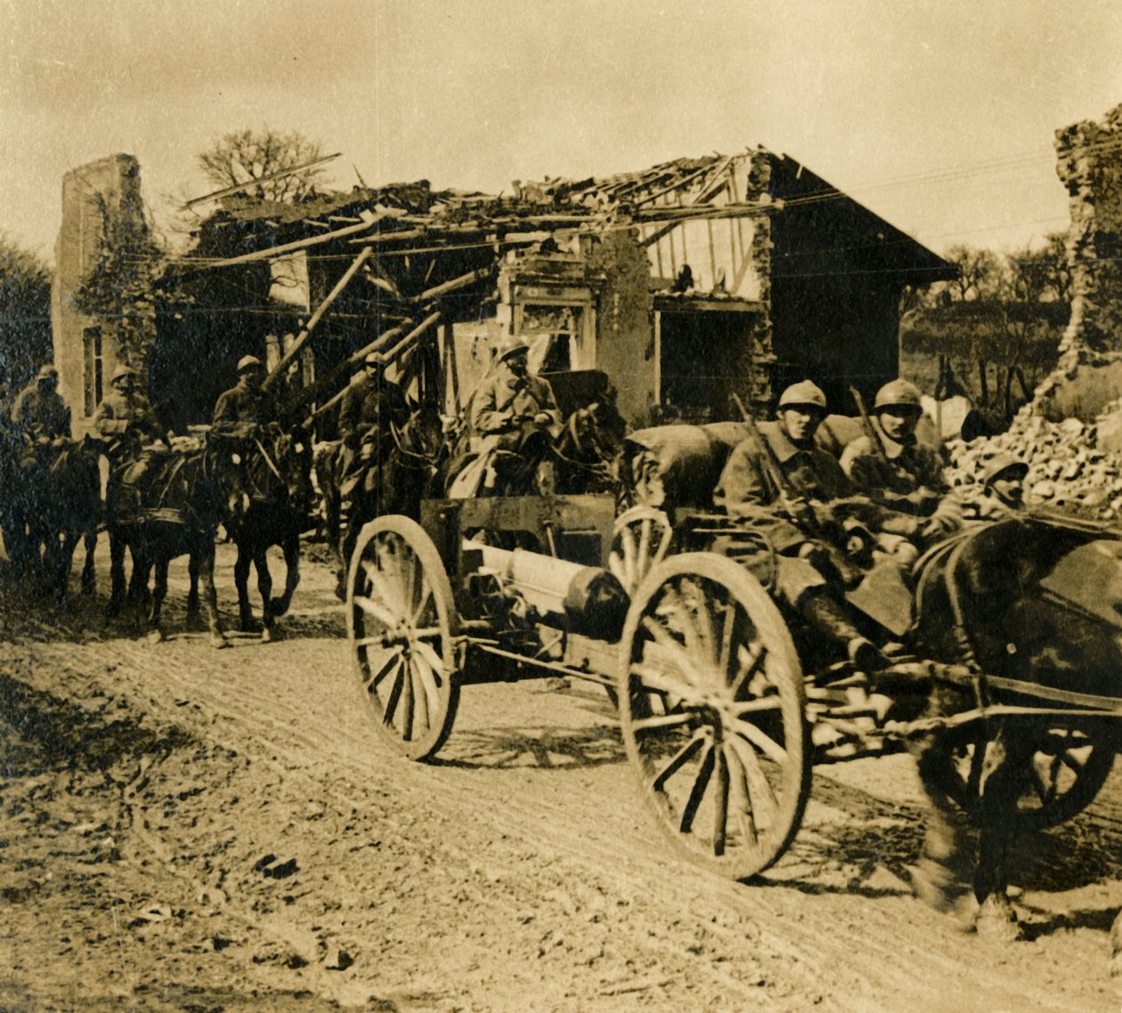 Tykistö kulkee Beauzeen kautta Pohjois-Ranskassa, c1914-c1918 tekijältä Unbekannt