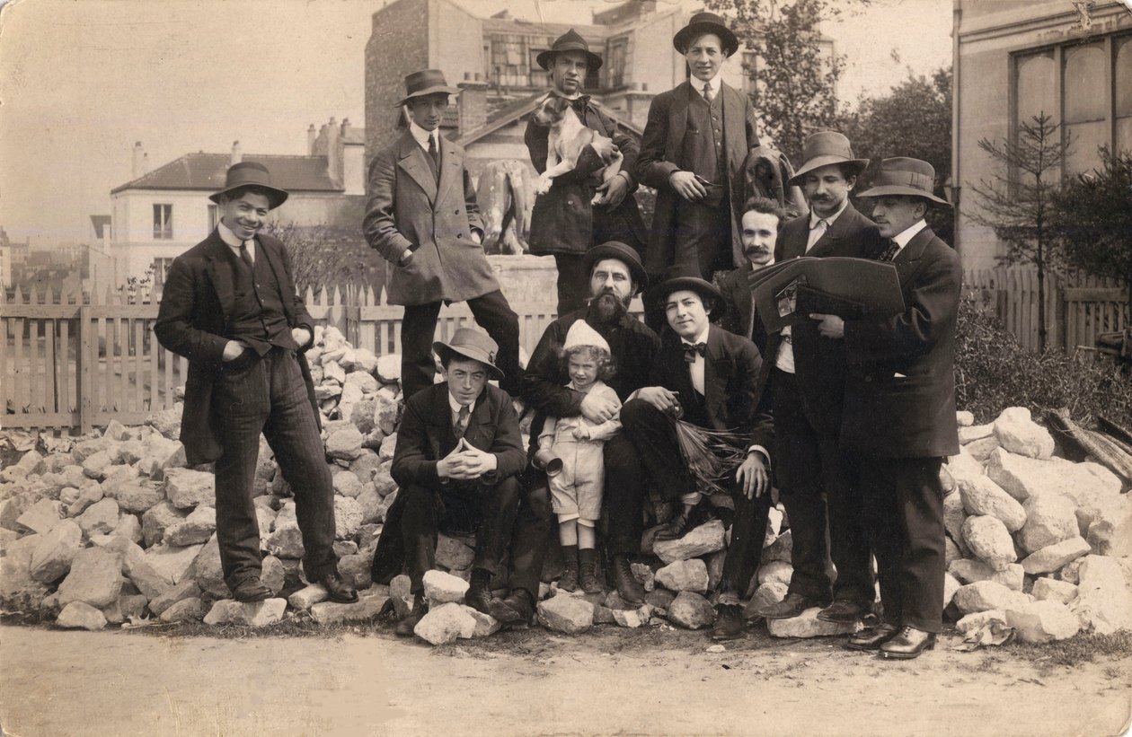 Taiteilijat La Ruchen edessä, Montparnassen osavaltiossa, 1914. tekijältä Unbekannt