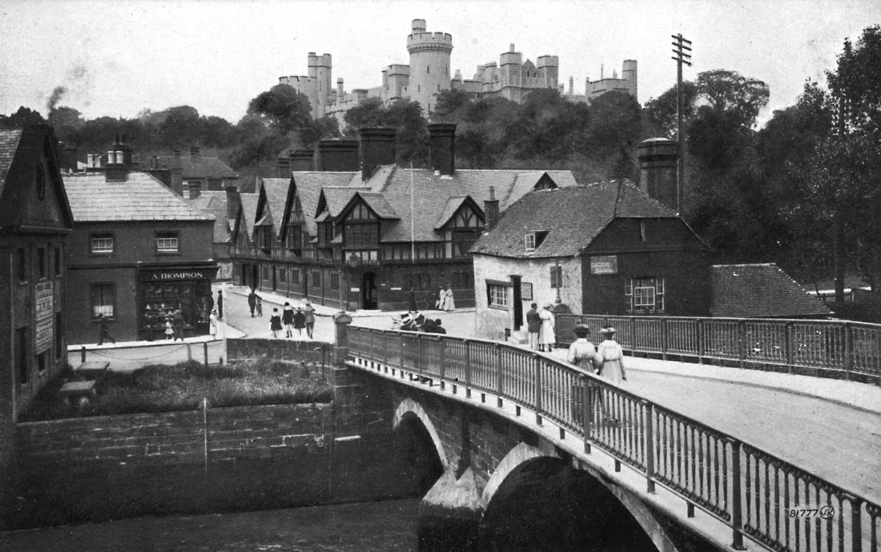 Arundelin linna ja silta, Arundel, Länsi-Sussex, 1900-1920-luku tekijältä Unbekannt