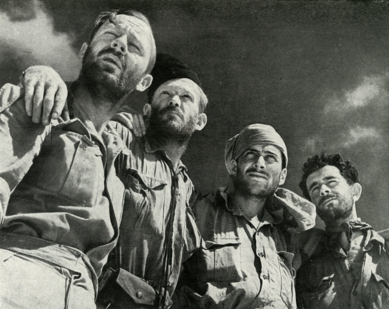 Kun saksalaiset tunkeutuivat Alameiniin, nämä neljä miestä kävelivät brittiläisiin linjoihin, c1942-1943, 1945 tekijältä Unbekannt