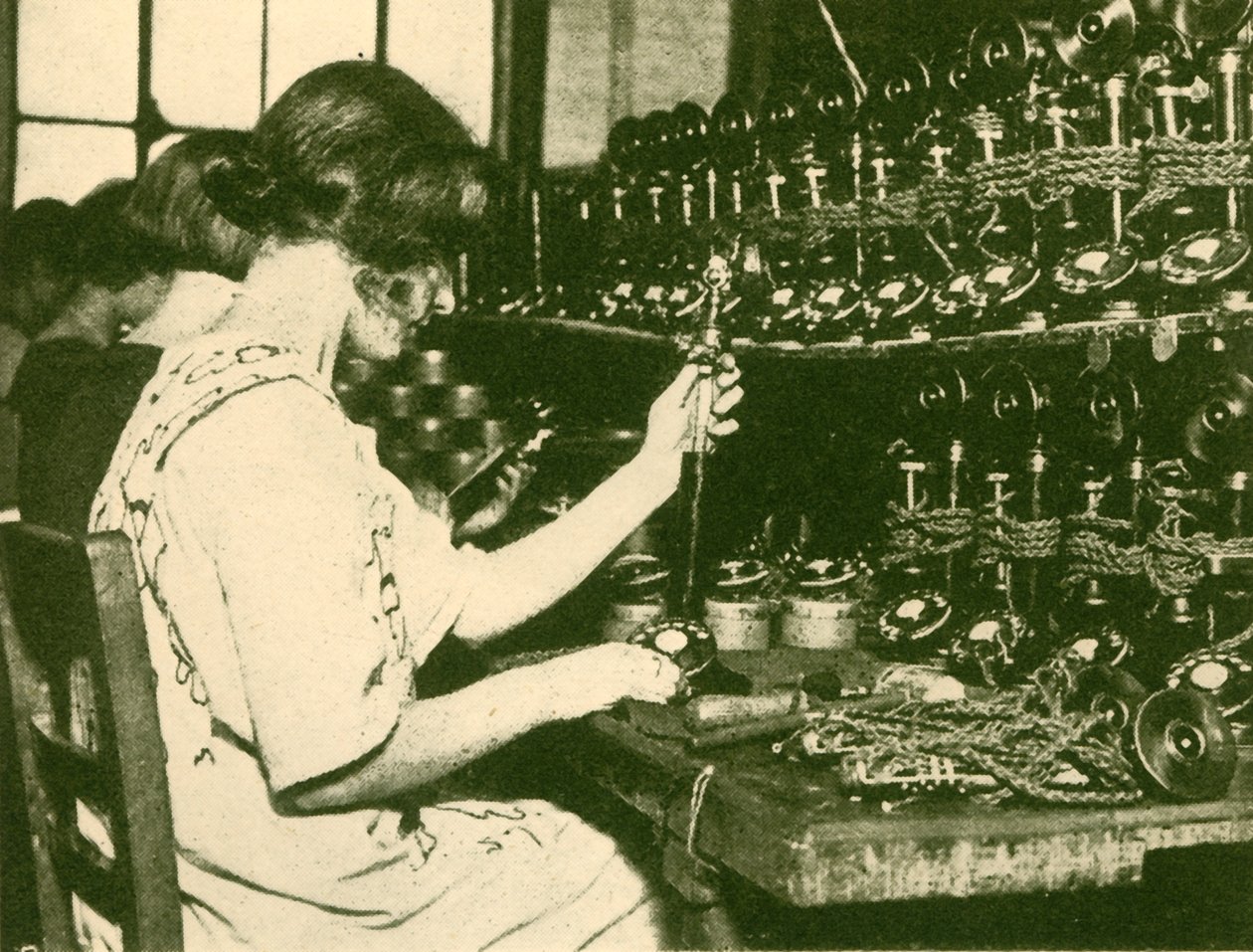 Uusien automaattisten puhelimien kokoaminen valmiina jaettavaksi tilaajille, c1930. tekijältä Unbekannt