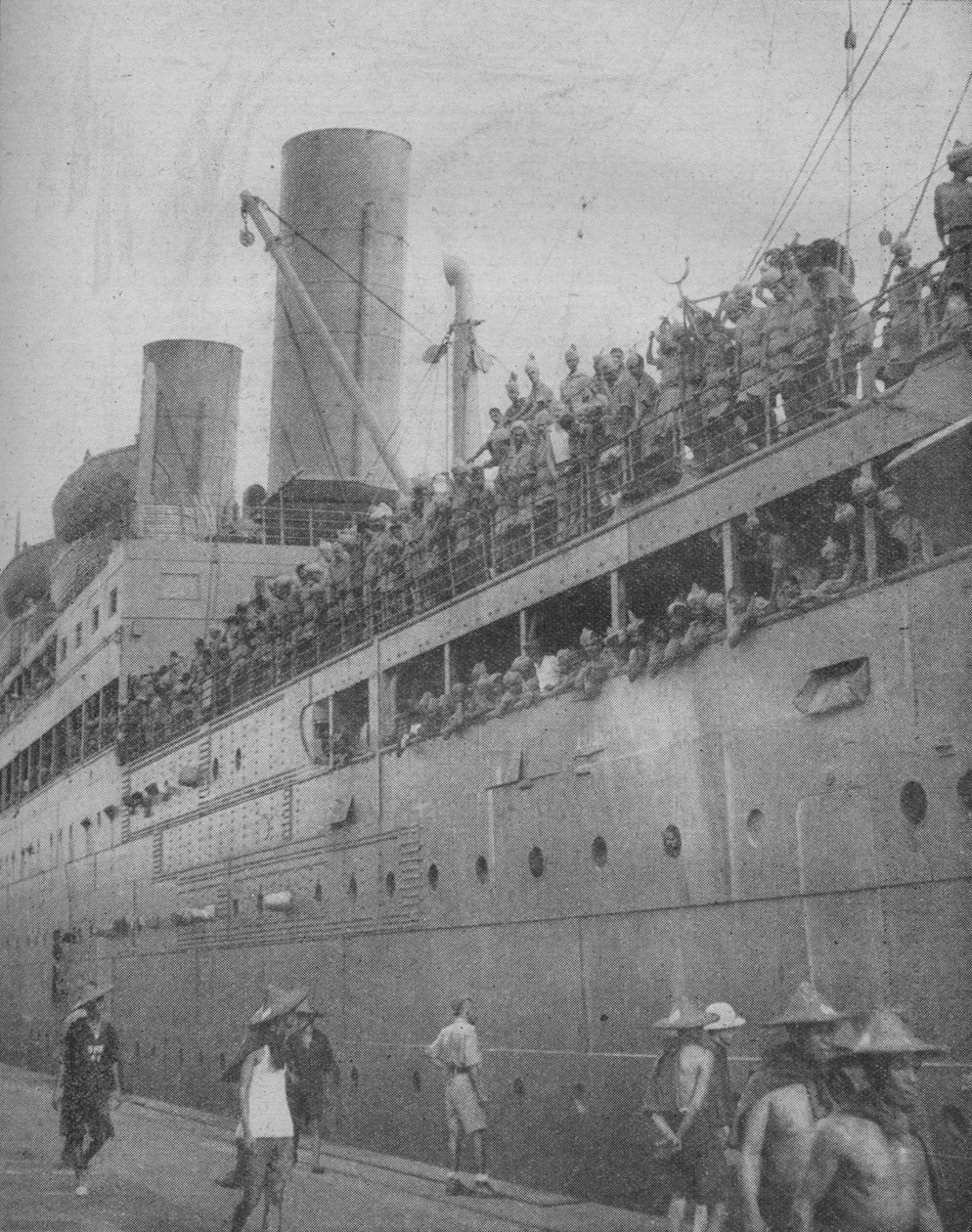 Intialaiset joukot saapuvat Singaporeen osallistumaan suuren linnoitus-sataman puolustamiseen., 1941. tekijältä Unbekannt