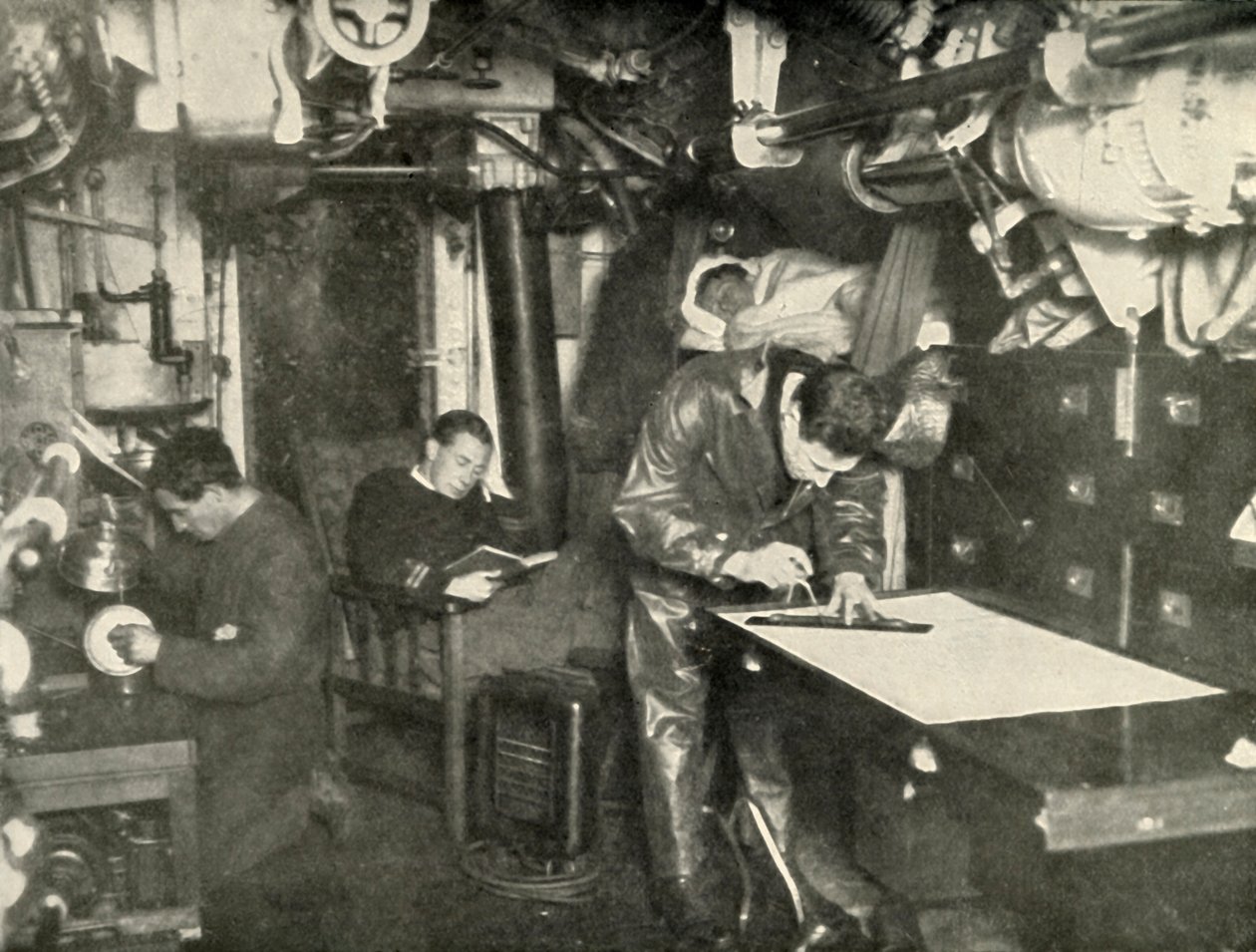 Meren Pohjassa. Sukellusveneen vaatehuoneessa, 1919. tekijältä Unbekannt