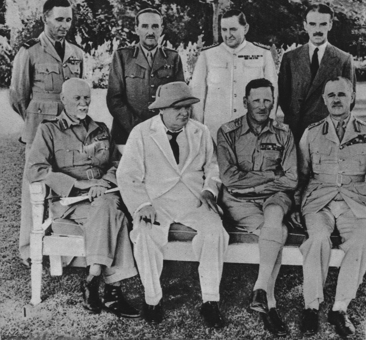 Egyptin rintamalla: Mr. Churchill Kairossa Lähi-idän sotaneuvoston jäsenten kanssa, 1942 tekijältä Unbekannt