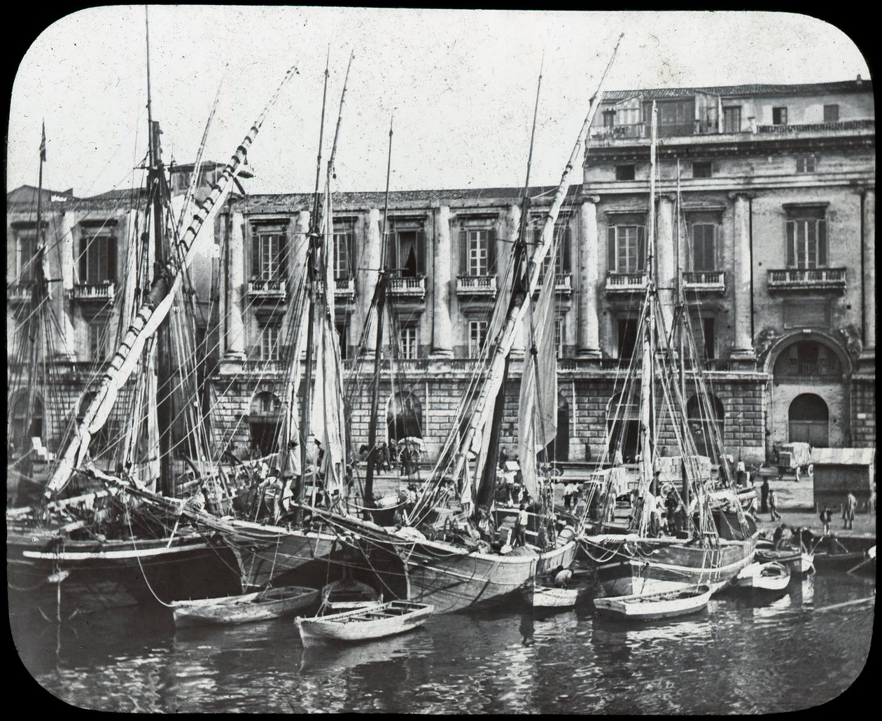 Laiturilla, Messinan satama, Sisilia, Italia, 1800-luvun loppu tai 1900-luvun alku tekijältä Unbekannt