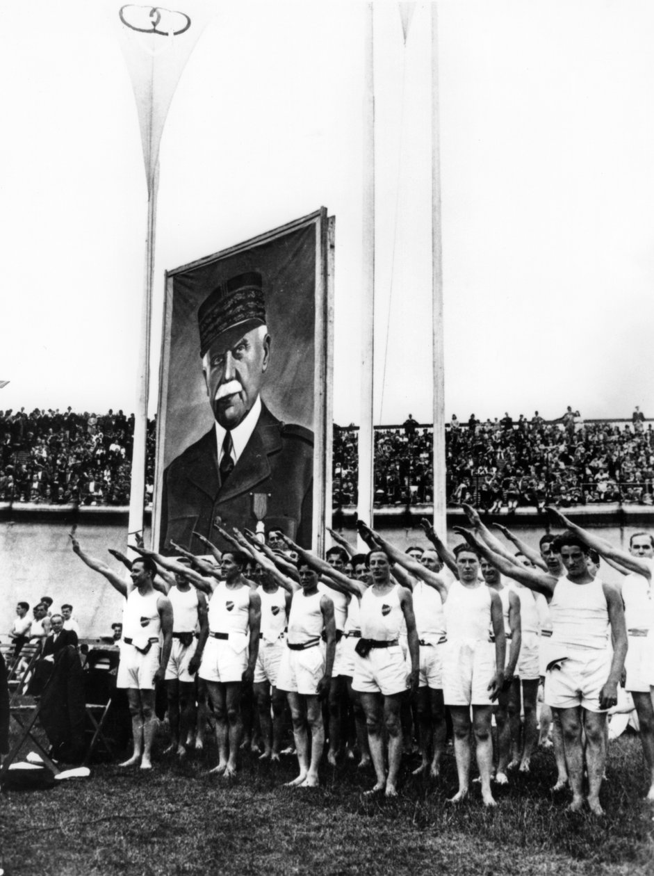Urheilijat esittävät fasistisen tervehdyksen, Parc des Princes, Pariisi, 1941 tekijältä Unbekannt
