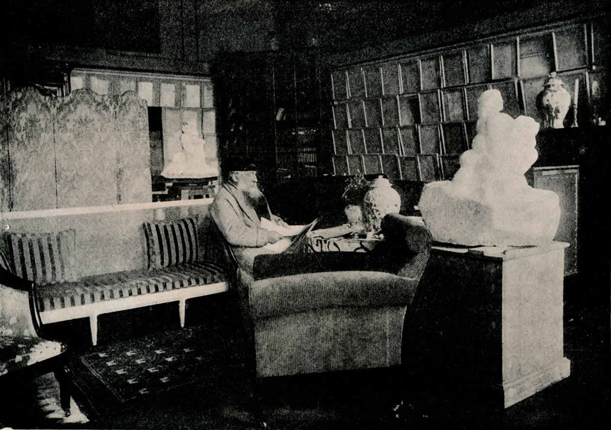 Auguste Rodin kirjojensa joukossa osoitteessa 77 Rue De Varenne, c1900 tekijältä Unbekannt