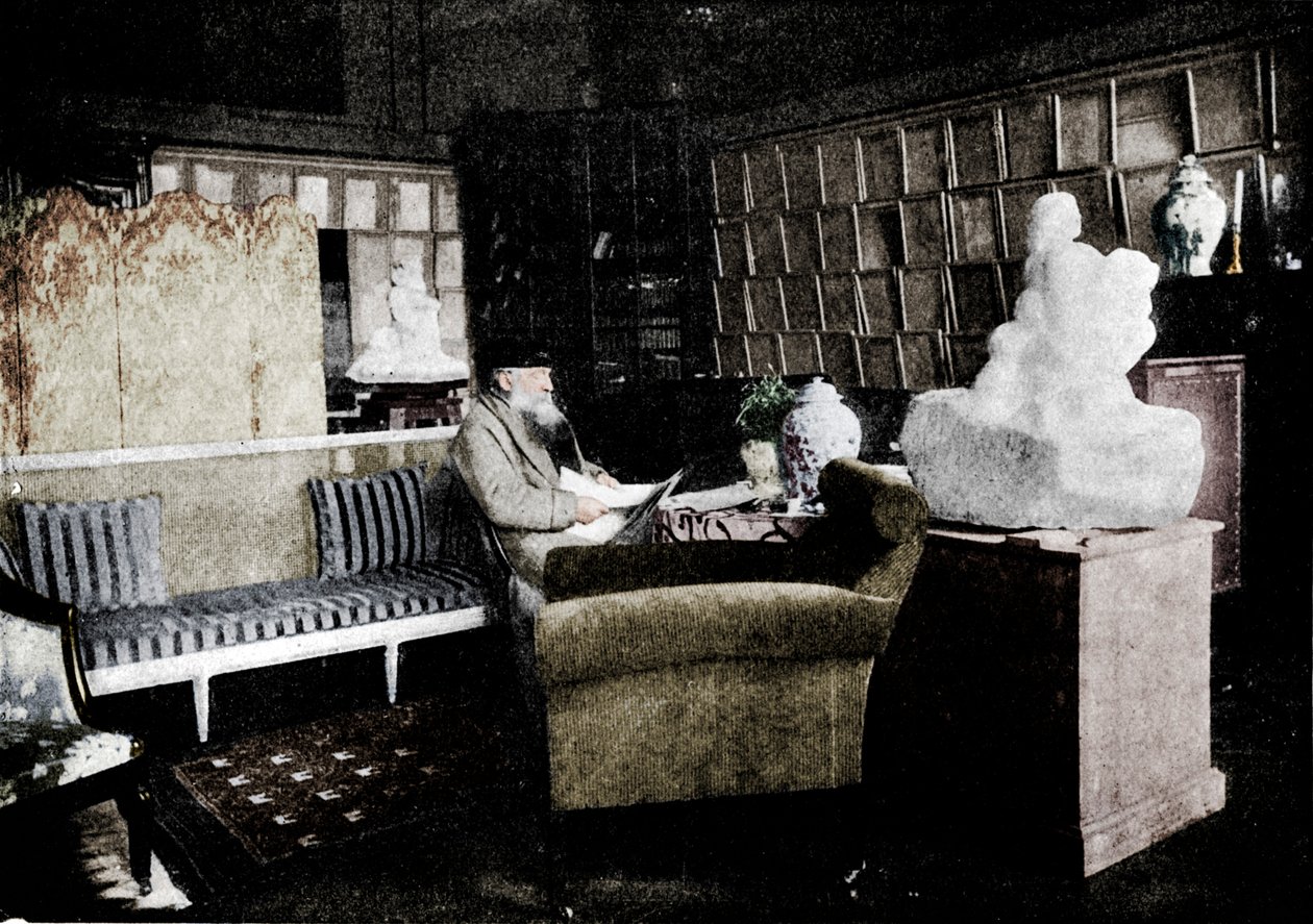 Auguste Rodin kirjojensa joukossa osoitteessa 77 Rue De Varenne, c1900 tekijältä Unbekannt