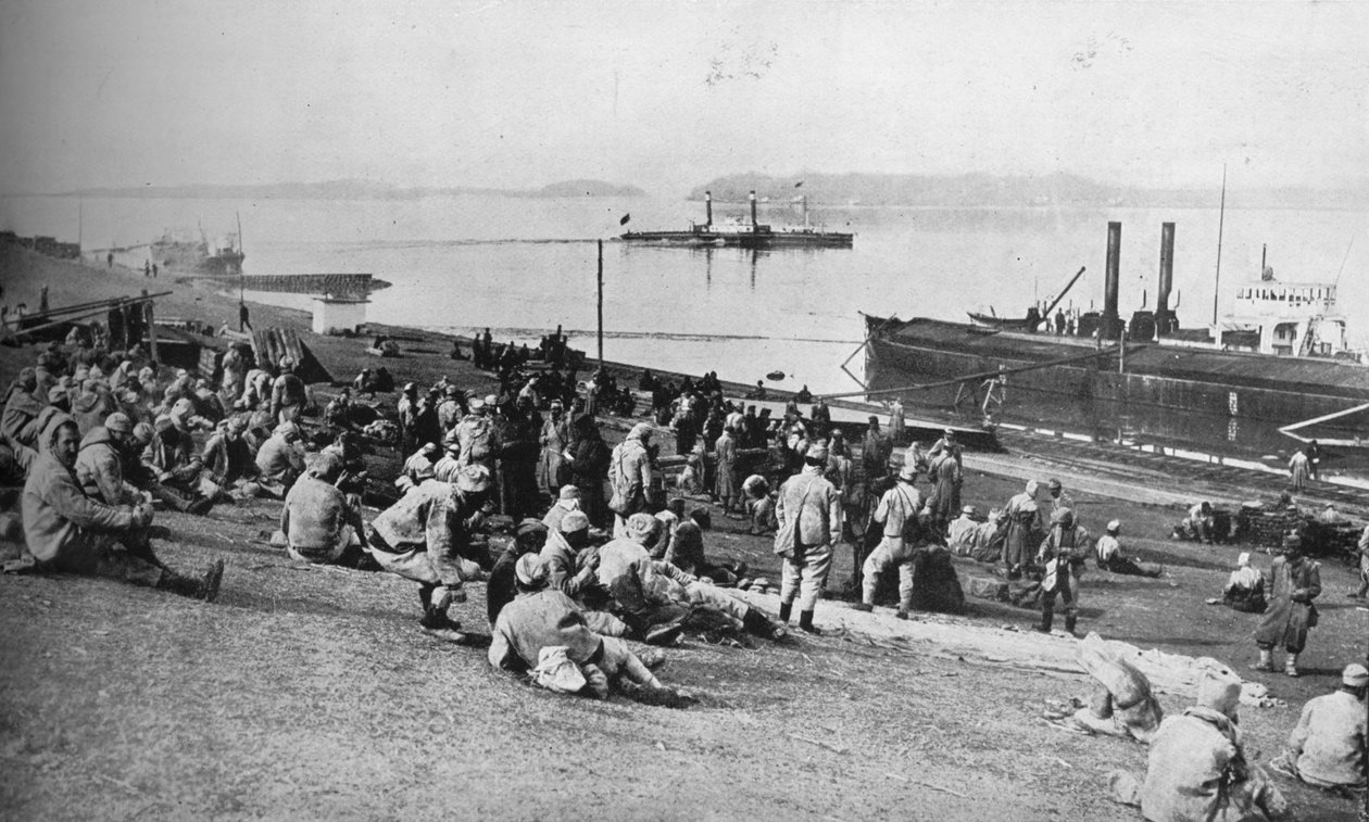 Serbien vangitsemat itävaltalaiset vangit lepäävät keskipäivällä Tonavan rannalla, 1915. tekijältä Unbekannt