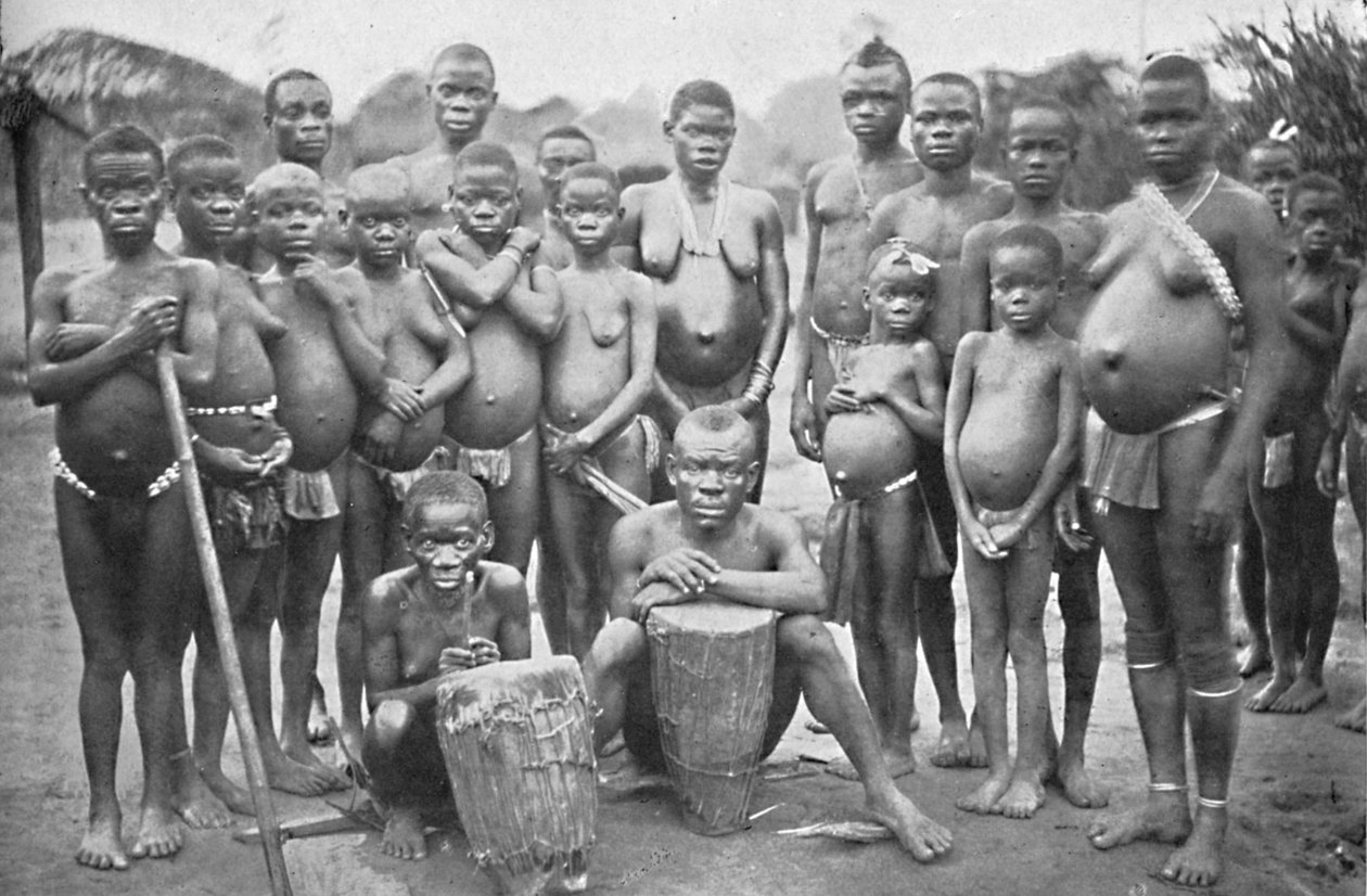 Bambuten pygmyryhmä, jossa on kaksi walesilaista naista, 1902 tekijältä Unbekannt
