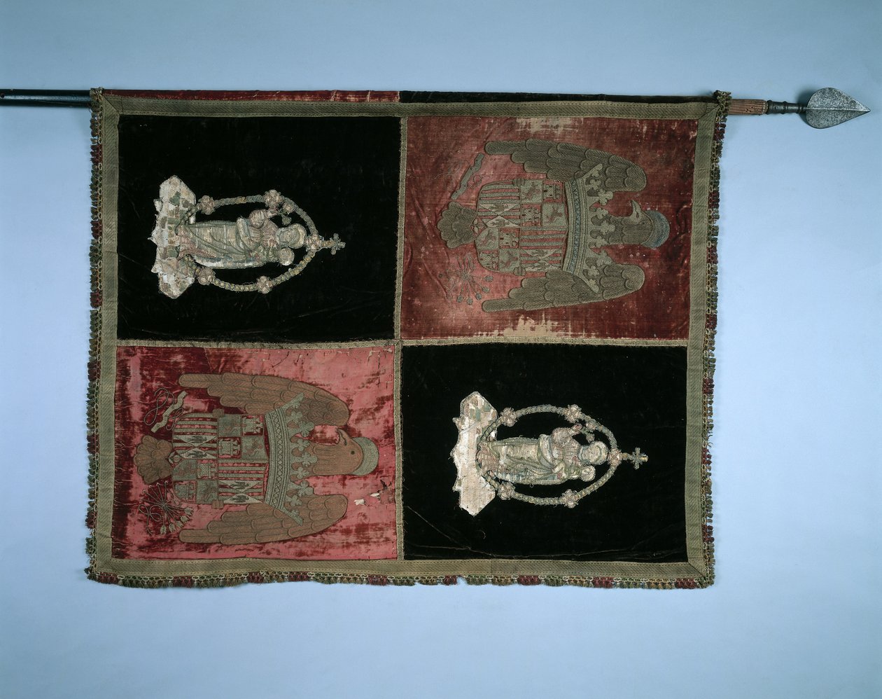 Banner, jossa on Espanjan neljäsosaiset kuninkaalliset käsivarret ja Madonna ja lapsi, 1500-luku. tekijältä Unbekannt