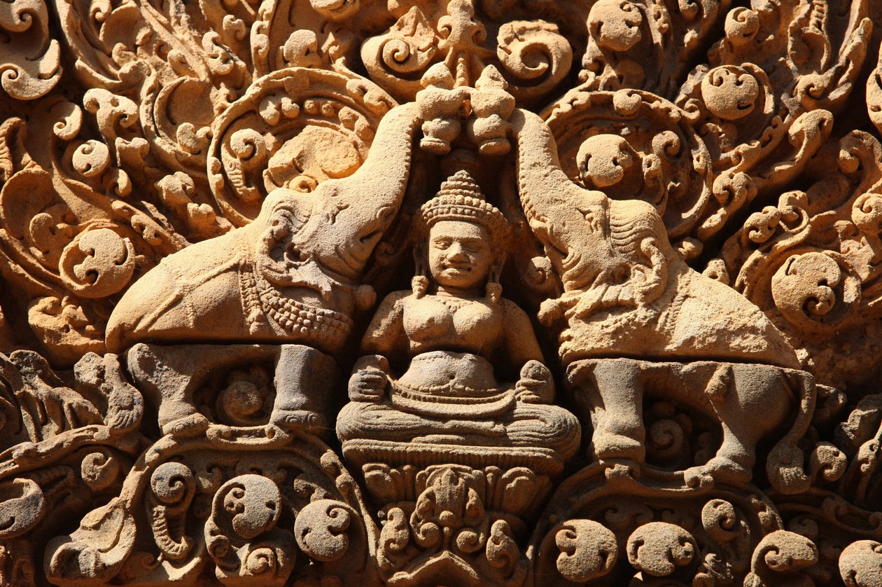Banteay Srei -temppeli Angkorissa Kambodžassa. Lakshmi, hindujen vaurauden jumalatar ja jumalan Vishnun vaimo, pirskotetaan pyhällä vedellä kahden norsun toimesta Siem Reap Kambodžassa tekijältä Unbekannt